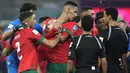 Sejumlah pemain Maroko yang tidak puas dengan kepemimpinan wasit menghampiri Abdulrahman Al Jassim selaku pengadil lapangan setelah peluit panjang babak kedua dibunyikan. (AP Photo/Francisco Seco)