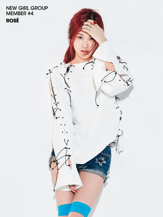 Rose mengaku jika dirinya akan tersenyum malu, kemudian ia akan menatap Gong Yoo dan membiarkan ia lewat. (Foto: soompi.com)