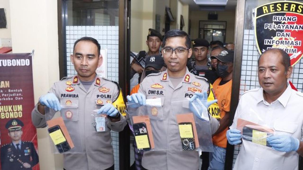 Kapolres Situbondo AKBP Dwi Sumrahadi Rakhmanto  tunjukan barang bukti  yang berhasil disita dari tersangka dalam konfrensi Pres di Mapolres Situbondo (Istimewa)