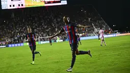 Penyerang Barcelona, Ansu Fati melakukan selebrasi usai mencetak gol ke gawang Inter Miami FC pada pertandingan persahabatan pramusim di DRV PNK Stadium di Fort Lauderdale, Florida (19/7/2022). Bercelona menang telak atas Inter Miami 6-0. (AFP/Chandan Khanna)