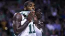 Pebasket Boston Celtics, Kyrie Irving, tampak kecewa usai kalah dari Milwaukee Bucks pada laga NBA di TD Garden, Boston, Rabu (18/10/2017). Celtics kalah 100-108 dari Bucks. (AP/Charles Krupa)