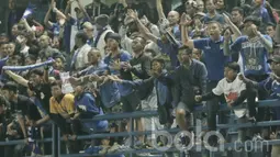 Bobotoh mendukung Persib saat melawan Persiba pada laga lanjutan liga 1 Indonesia di Stadion GBLA, Bandung, Minggu (11/06/2017). Skor 0-0 di babak pertama.  (Bola.com/M Iqbal Ichsan)
