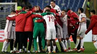 Para pemain AC Milan merayakan kemenangan atas AS Roma pada laga pekan ke-26 Serie A di Stadion Olimpico, Senin (26/2). AC Milan yang bertindak sebagai tamu menang 2-0 atas tuan rumah AS Roma. (AP/Alessandra Tarantino)