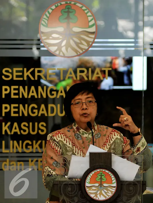 Menteri LHK, Siti Nurbaya memberi penjelasan saat Konferensi Pers di Kementrian LHK, Jakarta, Jumat (18/9/2015). Sepuluh perusahaan menjadi tersangka dalam pembakaran hutan yang menyebabkan terjadinya kabut asap. (Liputan6.com/Johan Tallo)