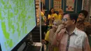 Menteri Agraria dan Tata Ruang Ferry Mursyidan Baldan melihat sebuah layar monitor saat meninjau pameran Agrinex Expo ke-9 di JCC, Jakarta, Sabtu (21/3/2015). (Liputan6.com/Johan Tallo)