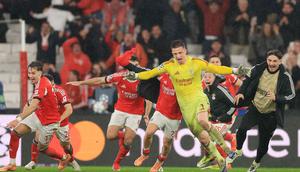 Berkat gol tersebut nama Anatoliy Trubin langsung tercatat dalam daftar eksklusif kiper pencetak gol di ajang Liga Champions. Tampak dalam foto, kiper Benfica asal Ukraina, Anatoliy Trubin merayakan setelah mencetak gol keempat timnya selama pertandingan pekan ke-8 Liga Champions 2025-2026 melawan Real Madrid di Estadio da Luz, Lisbon, Rabu (28/1/2026) waktu setempat atau Kamis (29/1/2026) dini hari WIB. (PATRICIA DE MELO MOREIRA/AFP)