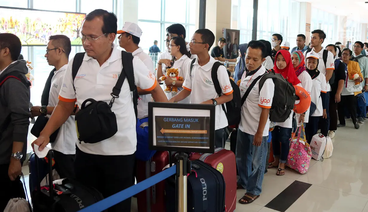 Calon pemudik antri masuk ke kereta tujuan Bandara Soekarno Hatta di Stasiun Kereta Bandara BNI City, Jakarta, Jumat (8/9). Mereka mudik menggunakan pesawat secara gratis yang merupakan program BNI Digimudik 2018. (Liputan6.com/Pool/Rizki)