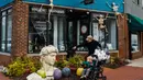 Orang-orang melihat dekorasi di luar sebuah toko dalam acara Highwood Skeleton Invasion yang digelar di Highwood, Illinois, Amerika Serikat (AS), pada 22 Oktober 2020. Ratusan tengkorak dipajang di Highwood dalam acara bertajuk Skeleton Invasion (Invasi Tengkorak). (Xinhua/Joel Lerner)