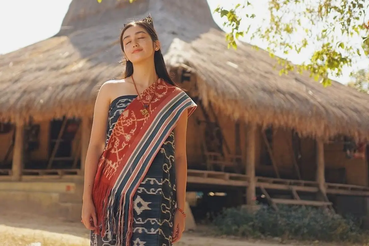 Liburan ke Sumba Bareng Kekasih, Intip Tampilan Cantik Ranty Maria Berbalut Kain Tenun Ikat Sumba
