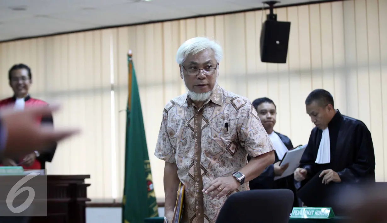 Suroso Atmo Martoyo tiba untuk menjalani sidang di Pengadilan Tipikor, Jakarta, Senin (29/6/2015). Suroso didakwa terkait dugaan suap proyek pengadaan zat tambahan bahan bakar tetraethyl lead (TEL) Pertamina 2004-2005. (Liputan6.com/Helmi Afandi)