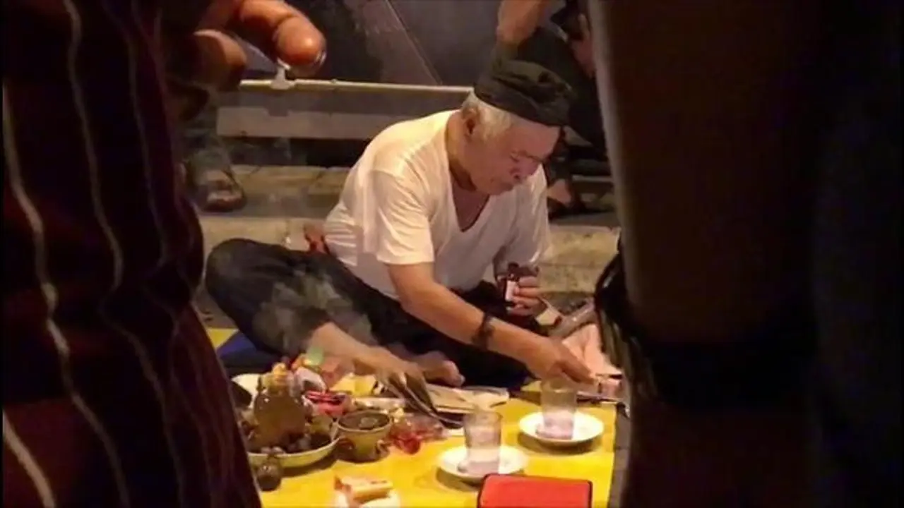 Raja Bomoh Sedunia Nujum VIP dari Malaysia beraksi di pasar malam Johor Bahru. (Screen Grab)