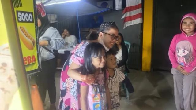 Tuai Pujian, Ini 6 Potret Putri DA Bantu Jualan Makanan saat Pulang Kampung