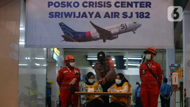 FOTO: Wajah Cemas Keluarga Korban Sriwijaya Air SJ 182 di Posko Crisis Center
