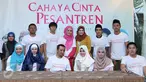 Ustadz Yusuf Mansur bersama para pemain film Cahaya Cinta Pesantren menggelar konferensi pers, Jakarta, Senin (25/1/2016). Film ini diadaptasi dari novel karya Ira Madan dan digarap oleh rumah produksi Fullframe Picture. (Liputan6.com/Herman Zakharia)
