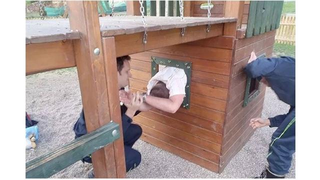 Potret 5 Orang Dewasa Terjebak di Arena Bermain Anak Ini Bikin Ngakak Tapi Kasihan