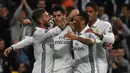 Para pemain Real Madrid merayakan gol yang dicetak Alvaro Morata ke gawang Sporting Lisbon pada laga Liga Champions di Stadion Santiago Bernabeu, Madrid, Spanyol, Kamis (15/9/2016). Real Madrid menang 2-1 atas Sporting Lisbon. (AFP/Gerard Julien)