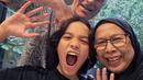 Selain bertemu dengan BCL, momen itu juga jadi kesempatan untuk bermain dengan Noah, cucu tercinta. Meski sudah tak muda lagi, ayah Ashraf begitu seru saat berpose bersama Noah. (instagram.com/bclsinclair)