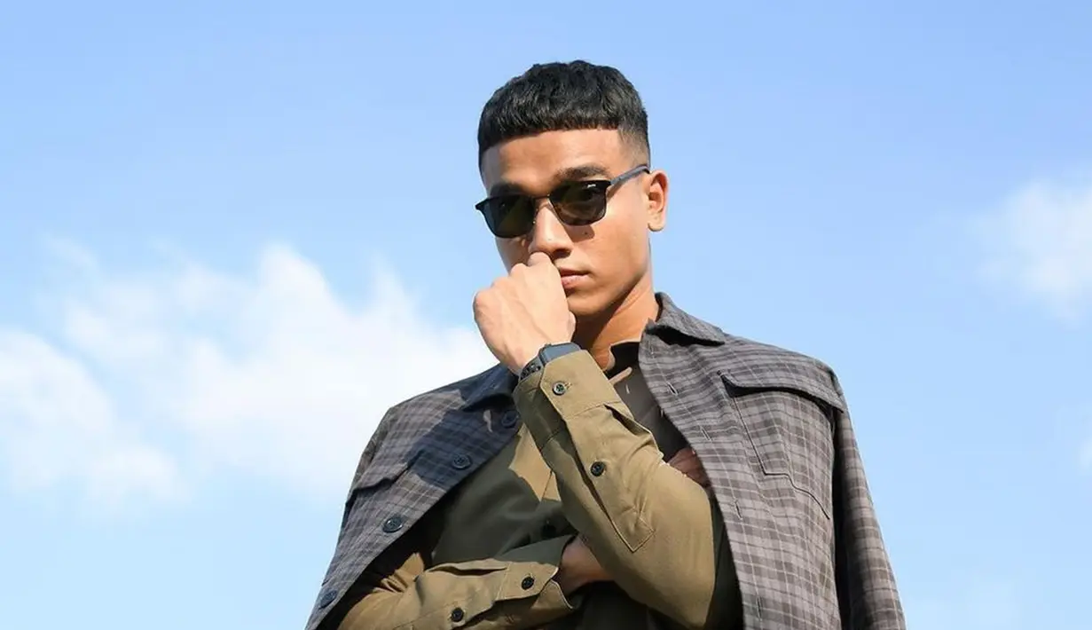 Dikenal sebagai model dan bintang iklan, Fadly selalu tampil fashionable dalam tiap kesempatan. Salah satu aksesoris yang sering ia pakai adalah kacamata. (Liputan6.com/IG/@fadlyfsl_)