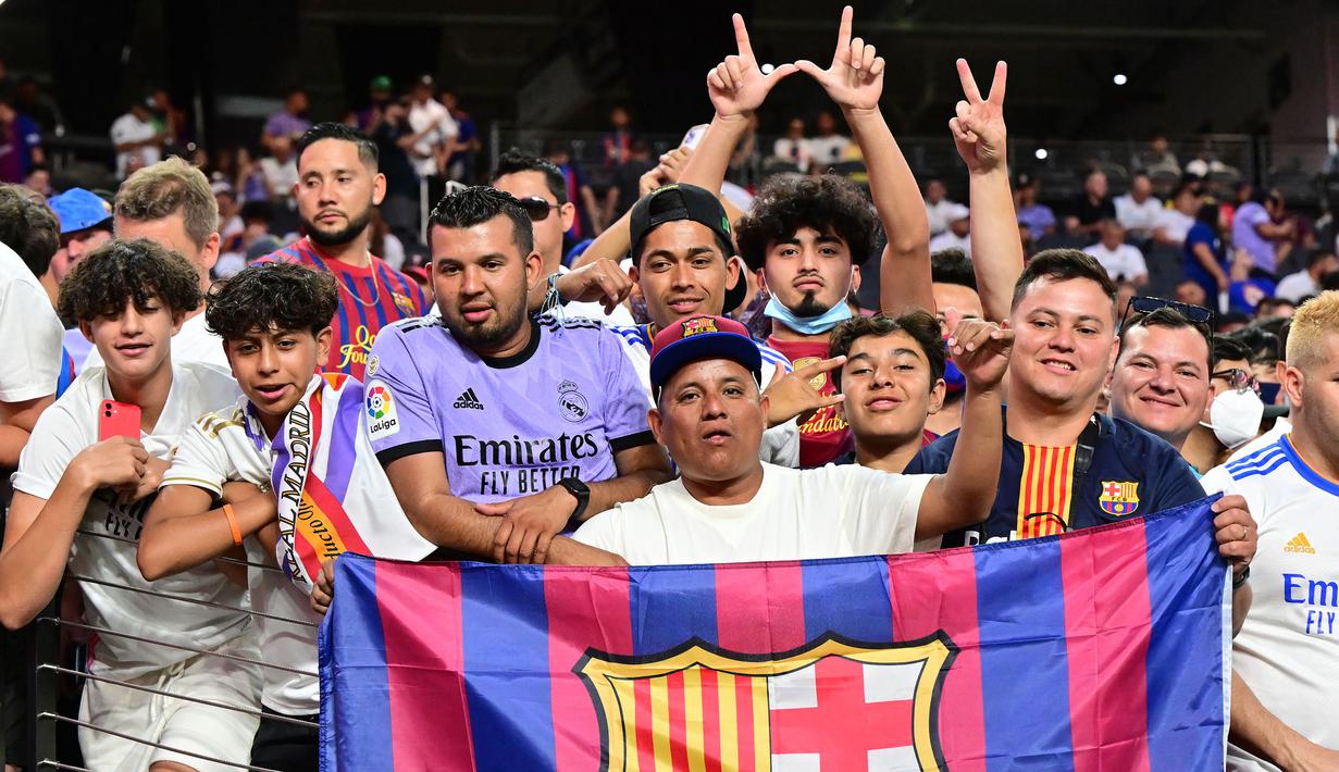 Fans Barcelona dan Real Madrid saat pertandingan persahabatan antara Real Madrid melawan Barcelona di Stadion Allegiant, Las Vegas, Amerika Serikat, Minggu (24/07/2022) pagi WIB. (AFP/Frederic J. Brown)