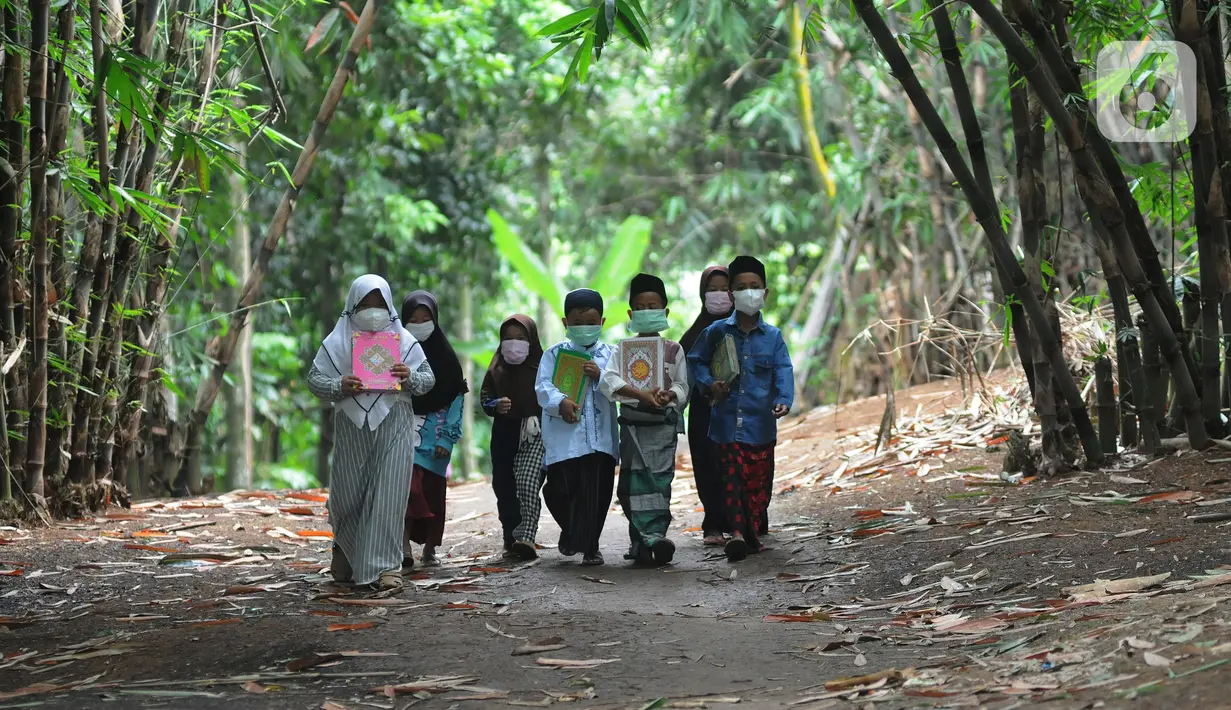 Para santri menuju bangunan non permanen di Pesantren Nurul Fattah, Kampung Cisauk, Kab. Tangerang, Banten, Senin (7/2/2022). Pesantren non permanen ini baru berdiri 6 bulan dan diprakarsai oleh Ustad Abi Taslim yang berprofesi sebagai sopir truk pasir. (merdeka.com/Arie Basuki)