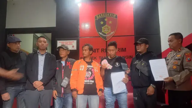 Adik kandung penyanyi dangdut Via Vallen,  RF  mengganti sepeda motor yang digadaikan oleh salah satu anggota Aliansi Arek Sidoarjo. (Istimewa)