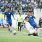 Gelandang PSIS Semarang, Reza Irfana mendapatkan tekel dari gelandang Arema FC, Renshi Yamaguchi (Dok. PSIS Semarang)