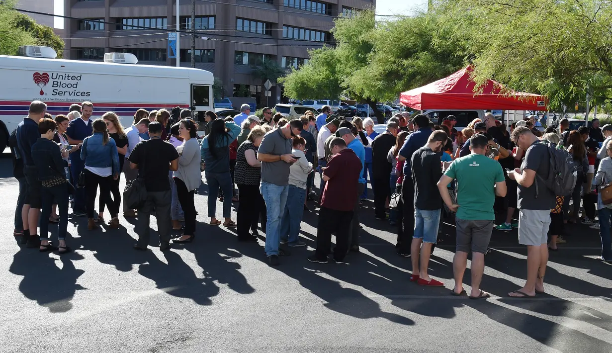 Sejumlah orang mengantre donor darah di bank darah United Blood Service, Las Vegas, Selasa (3/10). Mereka mendonorkan darahnya untuk korban luka penembakan Las Vegas yang menewaskan 59 orang dan melukai sekitar 500 lainnya (Ethan Miller/Getty Images/AFP)