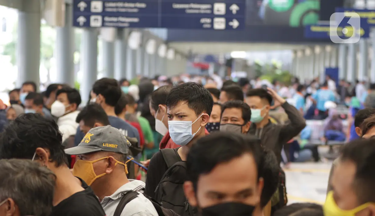 Calon penumpang kereta api jarak jauh antre untuk melakukan tes Genose atau Antigen di Stasiun Pasar Senen, Jakarta, Sabtu (1/5/2021). Jelang batas pelarangan mudik lebaran 2021 pada 6 hingga 17 Mei 2021, Stasiun Pasar Senen dipadati calon penumpang. (Liputan6.com/Helmi Fithriansyah)
