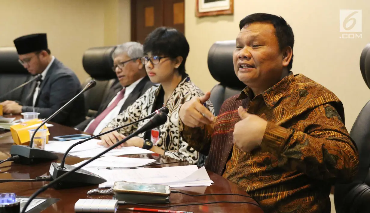 Dosen Pascasarjana Univ Pelita Harapan Dr. Emrus (kanan) memberi penjelasan saat diskusi publik di kantor staff presiden, Jakarta, Kamis (7/9). (Liputan6.com/Angga Yuniar)