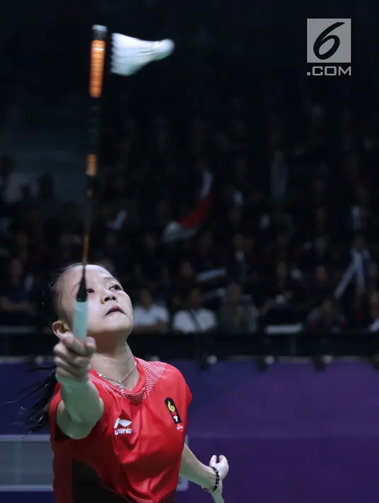 Tunggal putri Indonesia, Fitriani bersiap mengembalikan kok ke arah pemain Jepang, Zomi Okuhara pada semifinal Bulutangkis Beregu Putri Asian Games 2018 di Jakarta, Selasa (21/8). Fitriani kalah 21-19, 4-21, 10-21. (Liputan6.com/Helmi Fithriansyah)