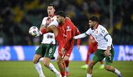 Hristiyan Petrov (kanan) saat memperkuat Timnas Bulgaria. (Nikolay DOYCHINOV / AFP)