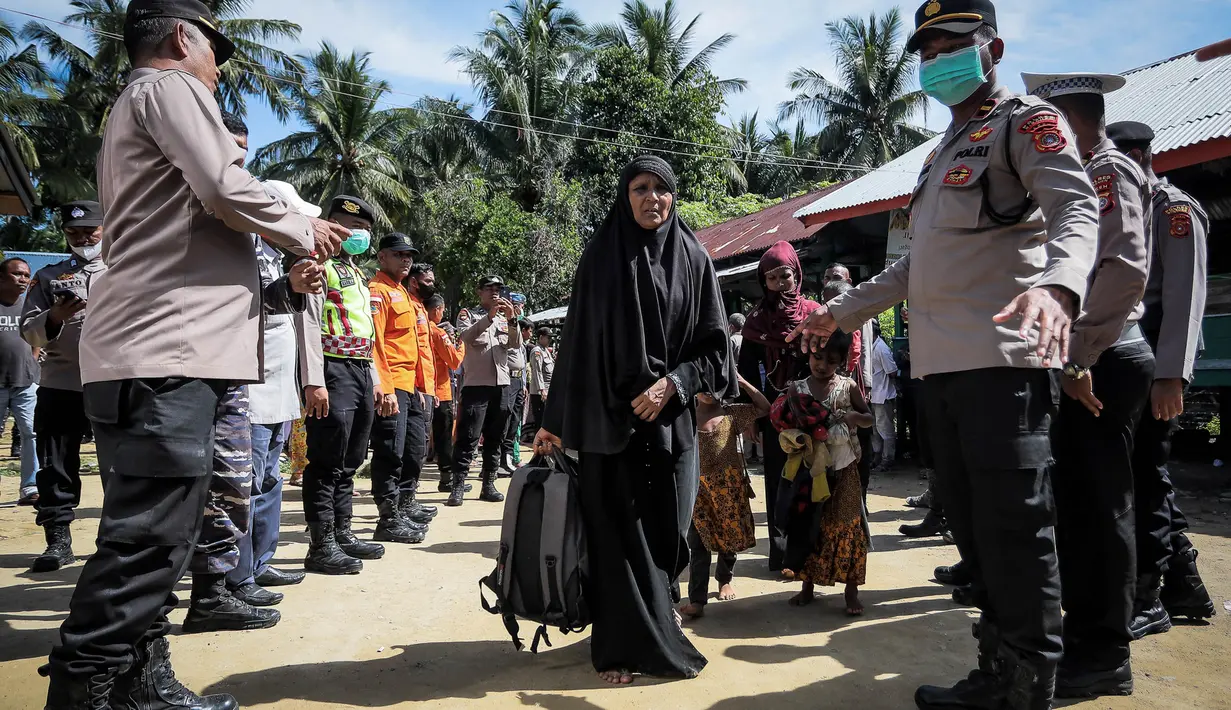 Mereka tiba di provinsi Aceh setelah berminggu-minggu menempuh perjalanan yang sulit di laut. (AMANDA JUFRIAN/AFP)