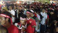 Suporter Timnas Indonesia meriahkan laga Vietnam versus Indonesia di Stadion Selayang, Selangor, Malaysia, Selasa (22/8/2017). (Bola.com/Benediktus Gerendo Pradigdo)