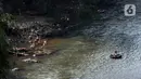 Seorang anak bermain di aliran Sungai Ciliwung, Kota Depok, Jawa Barat, Senin (27/7/2020). Setiap tanggal 27 Juli diperingati sebagai Hari Sungai Nasional, namun ironisnya kondisi sungai Ciliwung masih terlihat banyak ceceran sampah, terutama plastik. (Liputan6.com/Helmi Fithriansyah)