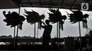 Pekerja saat menyelesaikan pembuatan Liong dan Barongsai di kawasan Babakan Pasar, Bogor, Senin (17/1/2022). Jelang perayaan Tahun Baru Imlek dan Cap Go Meh, produksi barongsai dan liong mulai kebanjiran pesanan, salah satunya industri rumahan milik Lili Hambali. (merdeka.com/Iqbal S Nugroho)