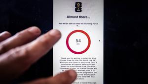 Foto ilustrasi ini menunjukkan jam hitung mundur di situs web FIFA bagi para penggemar sepak bola yang ingin mendaftar tiket Piala Dunia FIFA 2026 di Mexico City pada 10 September 2025. Pendaftaran kini telah dibuka untuk berpartisipasi dalam undian tiket Piala Dunia FIFA 2026, yang akan diselenggarakan di Meksiko, Amerika Serikat, dan Kanada, dengan pertandingan pembukaan berlangsung di Stadion Azteca di Mexico City pada 11 Juni 2026. (CARL DE SOUZA/AFP)