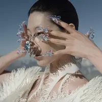 Iris van Herpen bekerjasama dengan seniman kuku Eichi Matsunaga untuk set serupa tetesan air bernuansa biru yang prismatik. Foto: Instagram.