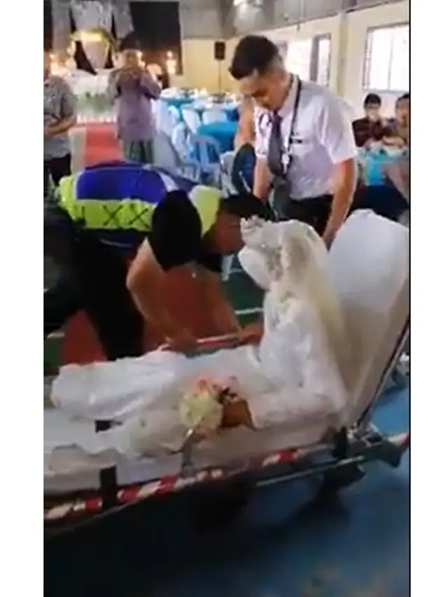 Aksi Pengantin Wanita Pakai Ambulans ke Tempat Resepsi Ini Bikin Geleng Kepala