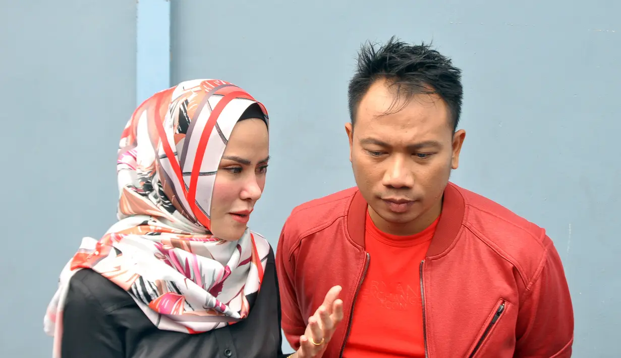 Sebagai mualaf yang terus memperdalam agama, perempuan berhijab ini meminta calon suaminya, Vicky Prasetyo untuk membacakan salah satu surat dalam Al-Quran. (Nurwahyunan/Bintang.com)