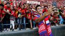Pemain timnas Indonesia, Ryuji Utomo, melakukan swafoto usai laga melawan Kamboja di Stadion Shah Alam, Selangor, Kamis, (24/8/2017). Indonesia menang 2-0 atas Kamboja. (Bola.com/Vitalis Yogi Trisna)