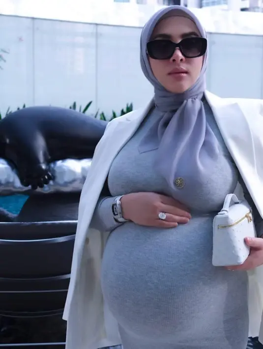 Melihat baby bump Syahrini yang begitu besar, warganet di media sosial berspekulasi bahwa pelantun “Sesuatu” itu tengah hamil anak kembar. [@princessyahrini].