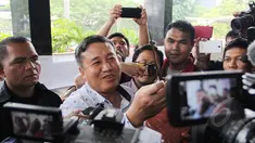 Komisioner Komisi Yudisial, Taufiqurrahman Syahuri menunjukkan sebuah keris saat tiba di Gedung KPK, Jakarta, Selasa (10/3/2015). Kedatangan Taufiqurrahman untuk melaporkan penerimaan sejumlah barang ke Direktorat Gratifikasi. (Liputan6.com/Helmi Afandi)