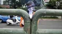 Pekerja dari Dinas Perhubungan DKI Jakarta mengelas pagar pembatas jalan di Jalan HOS. Cokroaminoto, Jakarta, Selasa (6/11). Pemasangan pagar bertujuan mencegah pejalan kaki menyeberang sembarangan. (Merdeka.com/ Iqbal S. Nugroho)
