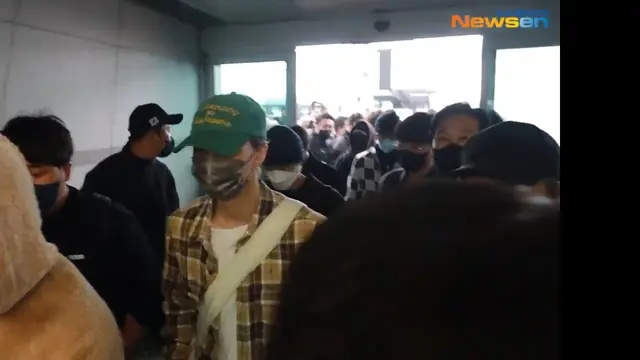 NCT 127 di Bandara Incheon hendak terbang ke Jakarta (Foto: tangkapan layar Youtube News TV Korean Entertainment News)