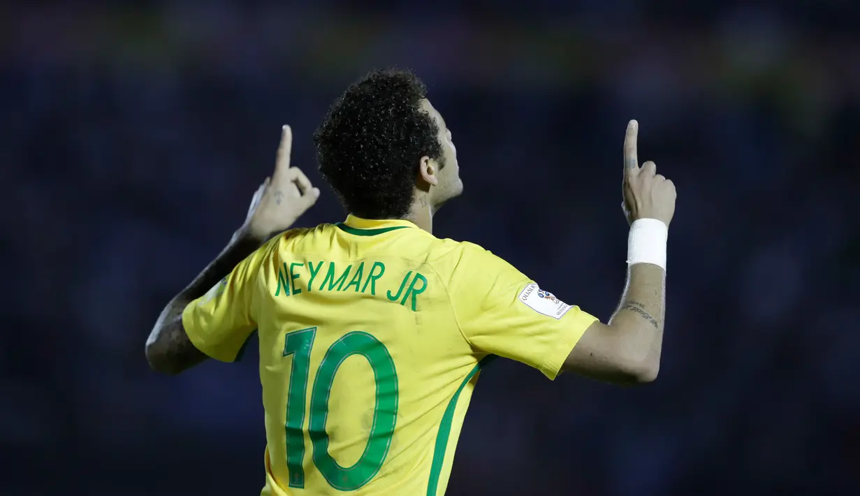 Penyerang Brasil, Neymar merayakan gol ke gawang Uruguay pada laga kualifikasi Piala Dunia 2018 zona Amerika Selatan di Stadion Centenario, Kamis (23/3). Tim nasional Brasil menang 4-1 atas tuan rumah Uruguay. (AP Photo/Natacha Pisarenko)