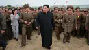 Pemimpin Korea Utara Kim Jong-un saat melakukan inspeksi di sebuah detasemen pertahanan di Pulau Mahap, sektor depan Korea Utara. Inspeksi Kim Jong-un ini untuk meningkatkan kesiapan tempur tentaranya. (REUTERS/KCNA)