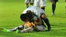 Kiper Arema Cronus, Kurnia Meiga, menghibur bek Sriwijaya FC, Ahmad Jufriyanto sesaat setelah semifinal Torabika Bhayangkara Cup 2016 di Stadion Kanjuruhan, Kabupaten Malang, Kamis (31/3/2016). (Bola.com/Iwan Setiawan)