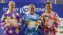 Petenis Jessica Moore dari Australia, Monica Puig (Puerto Rico) dan Agnieszka Radwanska (Polandia) mengenakan kimono musim panas saat acara temu fans disela turnamen tenis Pan Pacific Terbuka di Ariake Coliseum, Tokyo, Jepang (20/9). (REUTERS/Issei Kato)