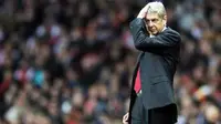 Ekspresi manajer Arsenal Arsene Wenger di laga big-match Liga Premier menghadapi Manchester United di Emirates Stadium, 22 Januari 2012. Arsenal kalah 1-2. AFP PHOTO / ADRIAN DENNIS  