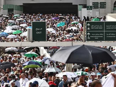 Para jamaah Muslim meninggalkan kompleks Masjidil Haram setelah menunaikan salat di kota suci Mekah pada Minggu 24 Mei 2026, menjelang ibadah haji tahunan. (Zain JAAFAR/AFP)